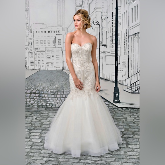 Elegant White Strapless Wedding Dress